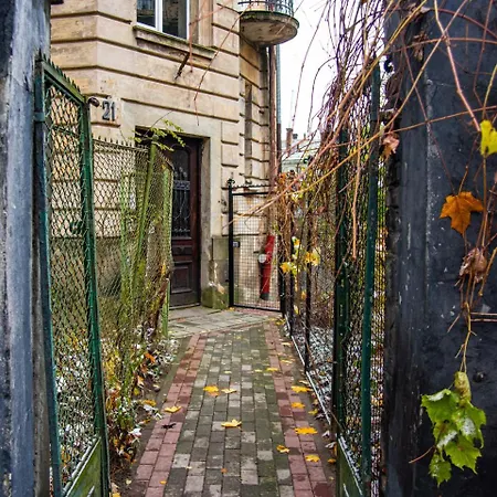 котляревського з садом 公寓